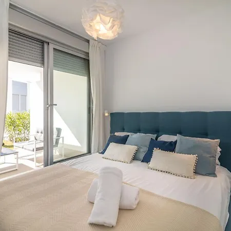 Vacation Marbella I Le Mirage Retreat, New Condo, Pool